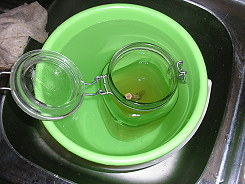 Leim im Wasserbad auflösen Leim im Wasserbad auflösen